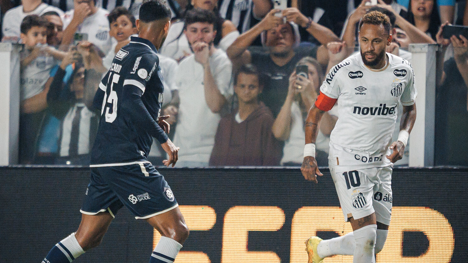 Cuca comenta sobre a possibilidade de Neymar jogar contra o Remo na Copa do Brasil e a logística entre o jogo e o leilão beneficente.