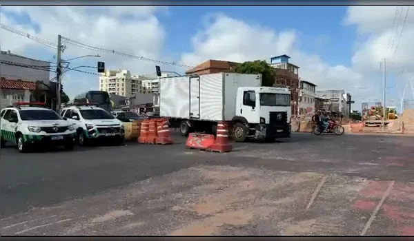 Avenida João Paulo II terá desvio temporário a partir de 11/08 devido a obras. Confira as mudanças e rotas alternativas para motoristas.