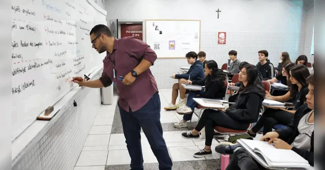 Imagem ilustrativa da notícia Concurso abre 2 mil vagas imediatas para professor com salário de R$ 7,1 mil
