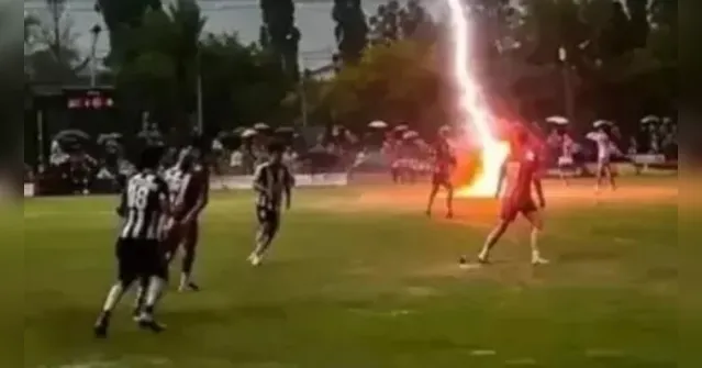 Imagem ilustrativa da notícia Jogador de futebol morre após ser atingido por raio em jogo