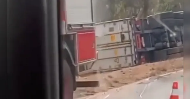 Imagem ilustrativa da notícia Caminhão tomba e motorista morre na PA-287