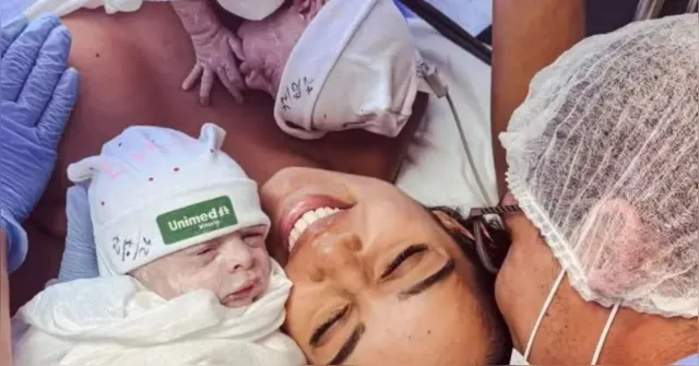 Imagem ilustrativa da notícia VÍDEO: bebê nasce dentro da bolsa amniótica e surpreende ao "fazer pose"