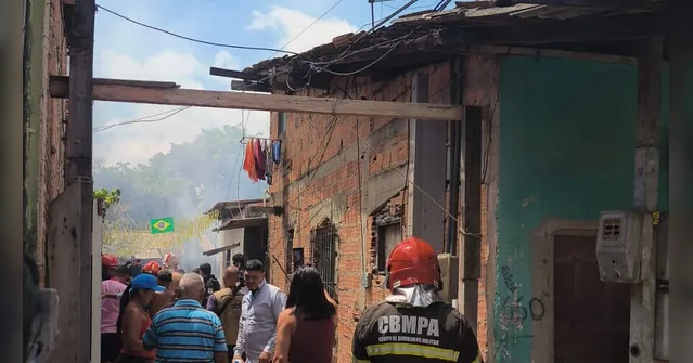 Imagem ilustrativa da notícia Incêndio de grandes proporções atinge cinco casas em Icoaraci