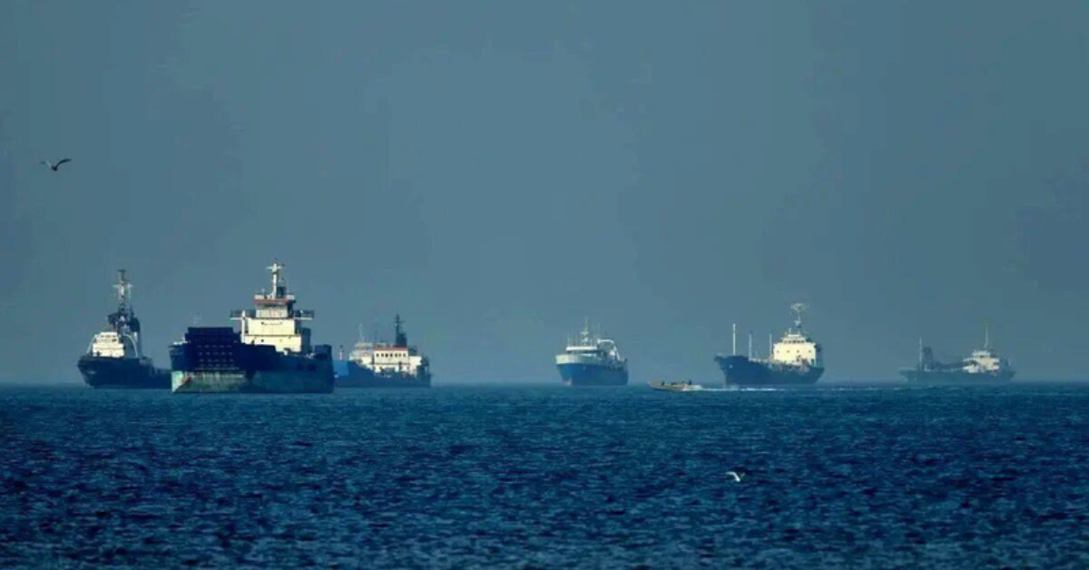 O Estreito de Ormuz é uma das principais rotas marítimas para o transporte mundial de petróleo e está no centro das negociações entre Irã, Omã e Estados Unidos sobre a retomada do tráfego na região.