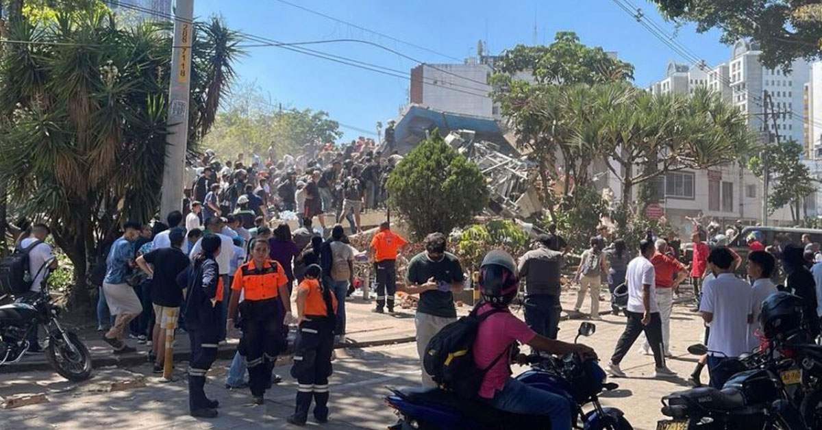 Equipes de resgate atuam em um prédio que desabou em Cali, Colômbia.