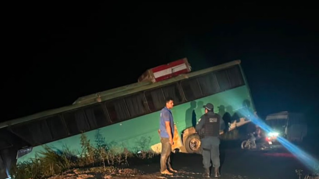 Coletivo intermunicipal saiu da pista durante o trajeto entre São Félix do Xingu e o distrito de Taboca; Polícia Militar prestou apoio e isolou o local.