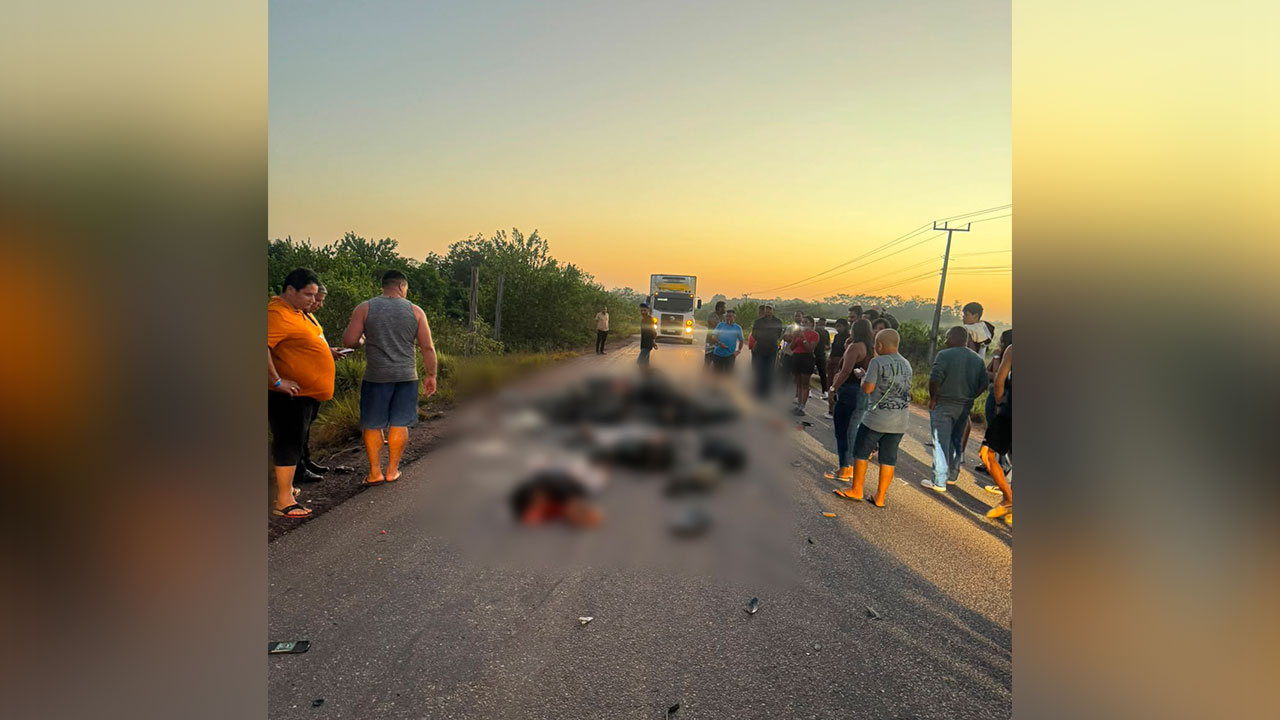 Equipes de resgate e perícia trabalham no trecho da PA-151 onde ocorreu o acidente fatal deste sábado.