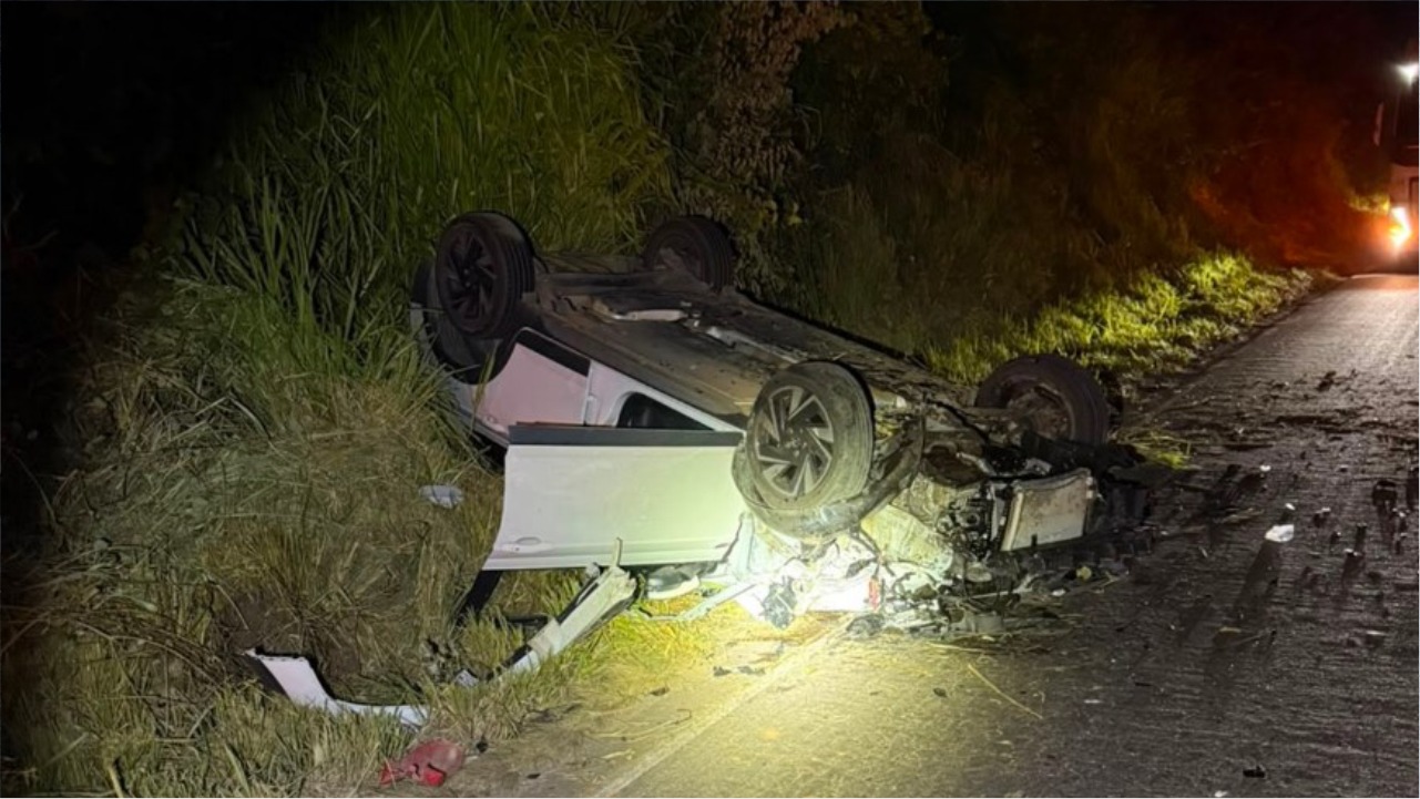 Com a violência do impacto frontal, o carro capotou na pista de rolamento e parou com as rodas voltadas para cima