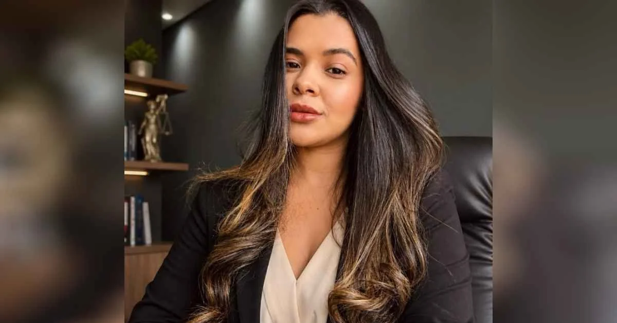 Segundo a investigação, Micaelli Araújo e o companheiro montavam uma "loja cenográfica" dentro de casa, usavam perfis falsos de uma conhecida empresa e recebiam pagamentos via Pix sem entregar os produtos