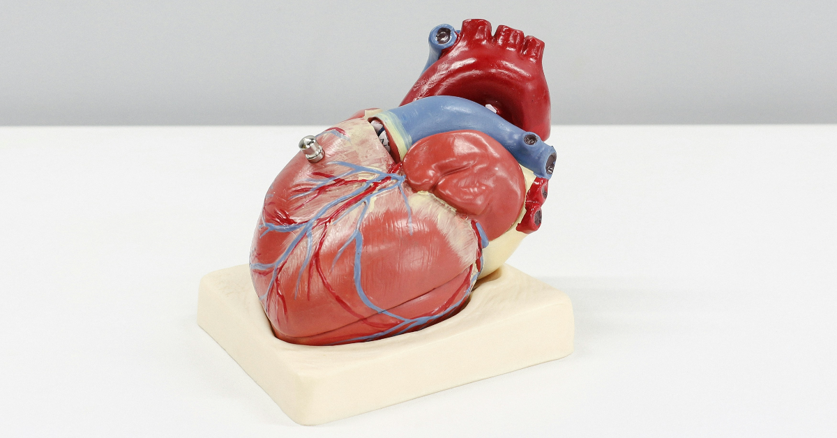 Uma partícula pouco conhecida, a lipoproteína(a), ou Lp(a), pode aumentar silenciosamente o risco cardiovascular; saiba como um simples exame de sangue pode identificar esse fator de risco.