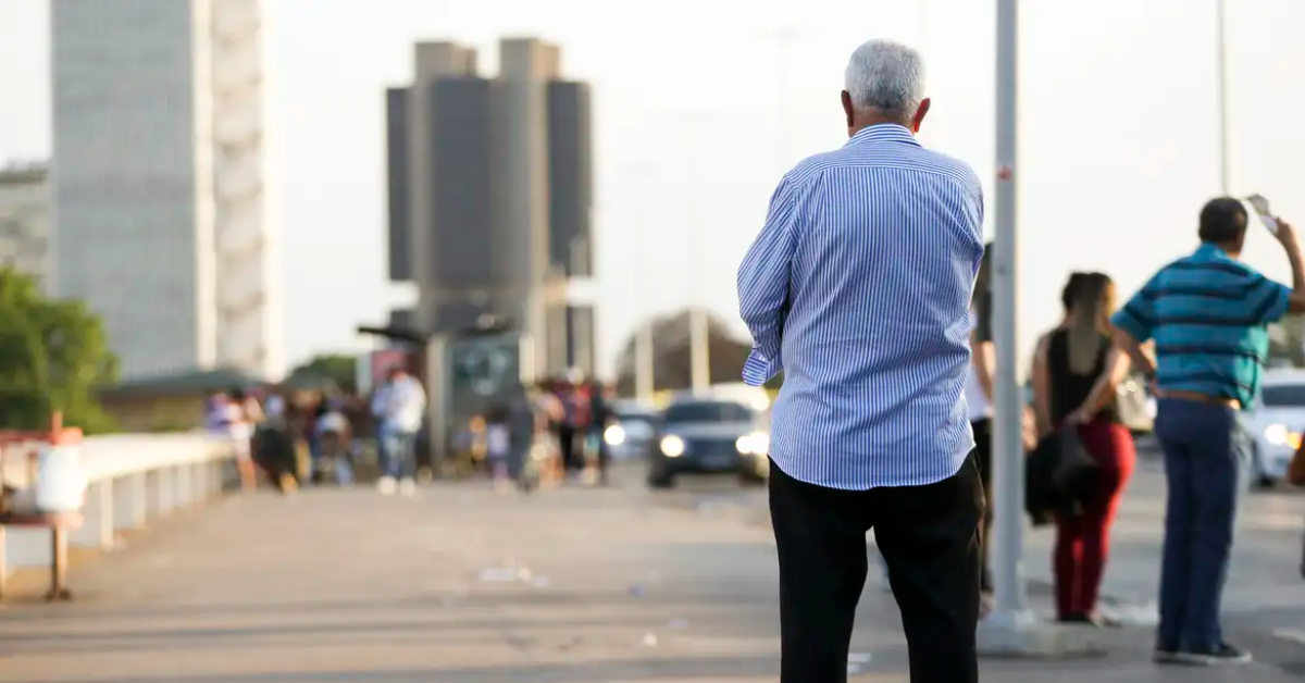 Benefício do INSS depositado após a morte do segurado não deve ser sacado por familiares. O valor devido até a data do óbito pode ser solicitado legalmente pelos herdeiros ou dependentes, seguindo as regras do instituto.