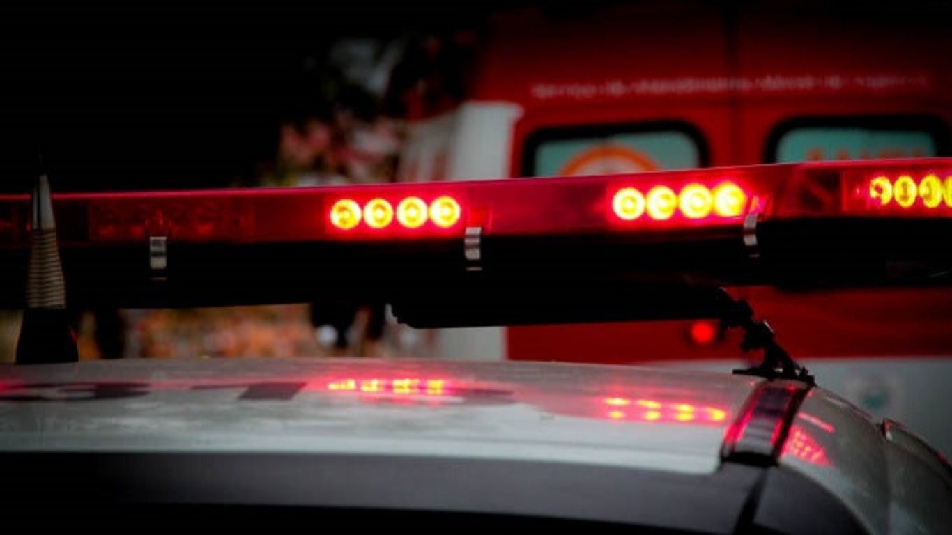 Crime ocorreu na noite de domingo no Setor Aldeia do Vale; suspeitos fugiram após os disparos e seguem procurados.