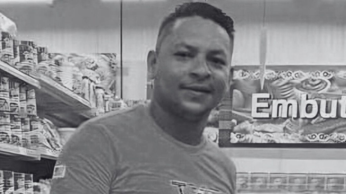 Peritos e policiais militares isolam a residência no Bairro Francolândia onde Júnior Priquitinho foi morto neste sábado.