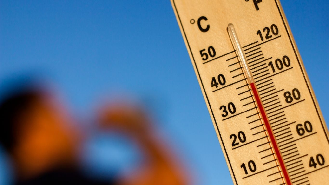 Levantamento em 14 regiões metropolitanas associa altas temperaturas a 50 mil mortes em duas décadas; chegada do El Niño deve intensificar o problema.