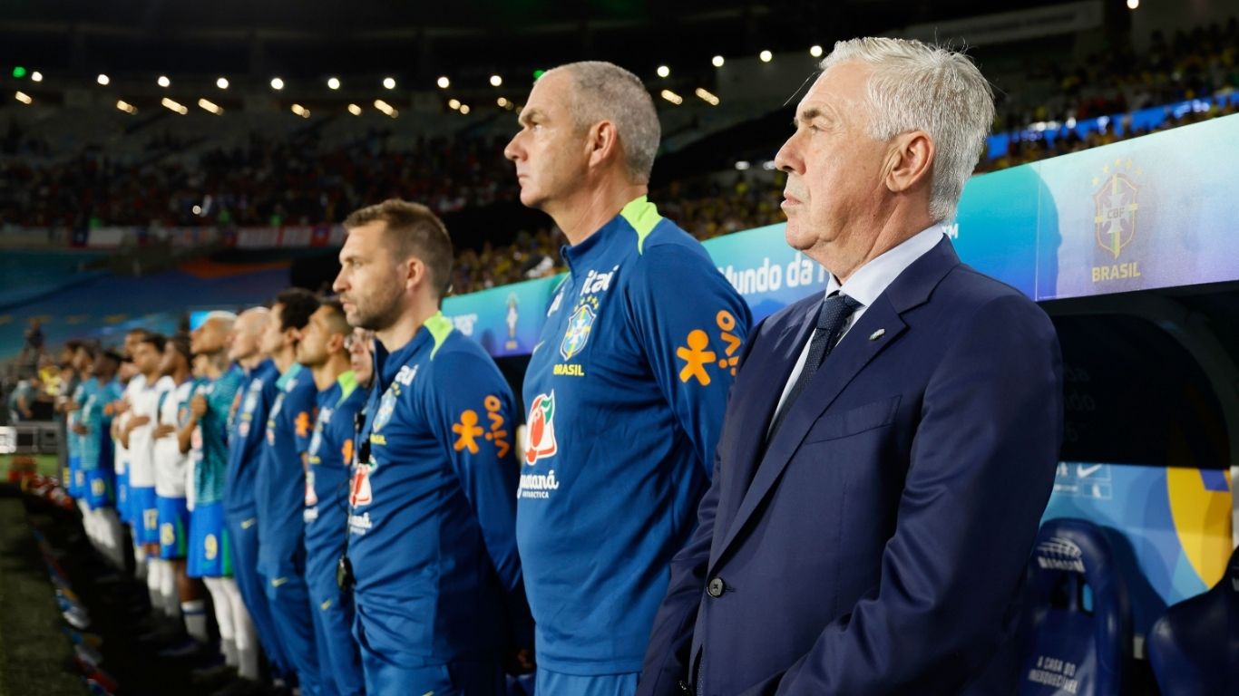 Rodrigo Caetano e analistas acompanharam clássico no Rio de Janeiro; Carlo Ancelotti planeja viagem à Europa para mapear novos nomes.