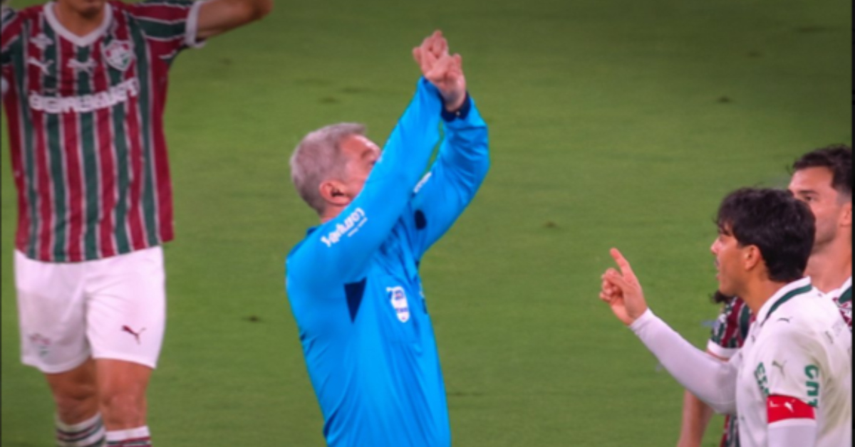Anderson Daronco usou o novo sinal da CBF durante Fluminense x Palmeiras, no Maracanã, após jogadores reclamarem de um possível pênalti. O árbitro fez um “X” acima da cabeça para indicar que apenas os capitães poderiam conversar com a arbitragem.