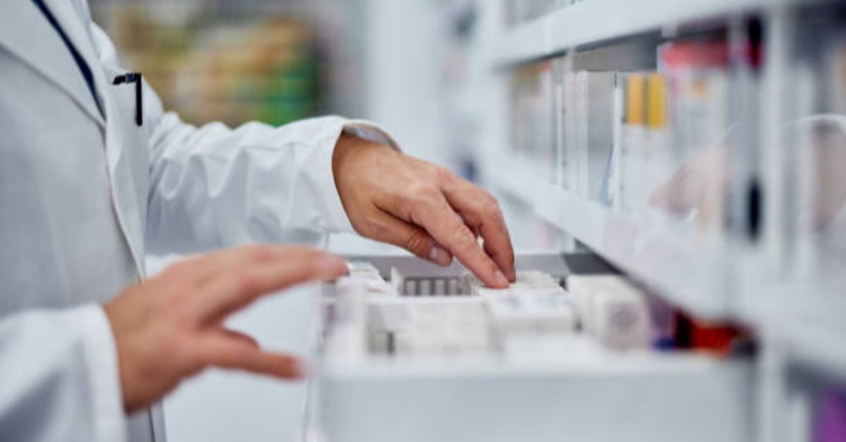 Para retirar o medicamento basta apresentar um documento oficial com foto e CPF e uma receita médica válida