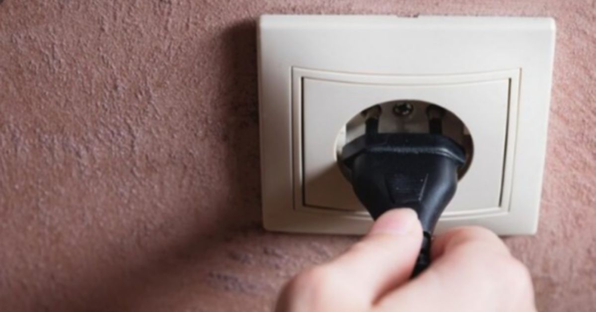Alguns aparelhos devem ser desligados da tomada para evitar acidentes dentro das residências por sobrecarga eletríca.