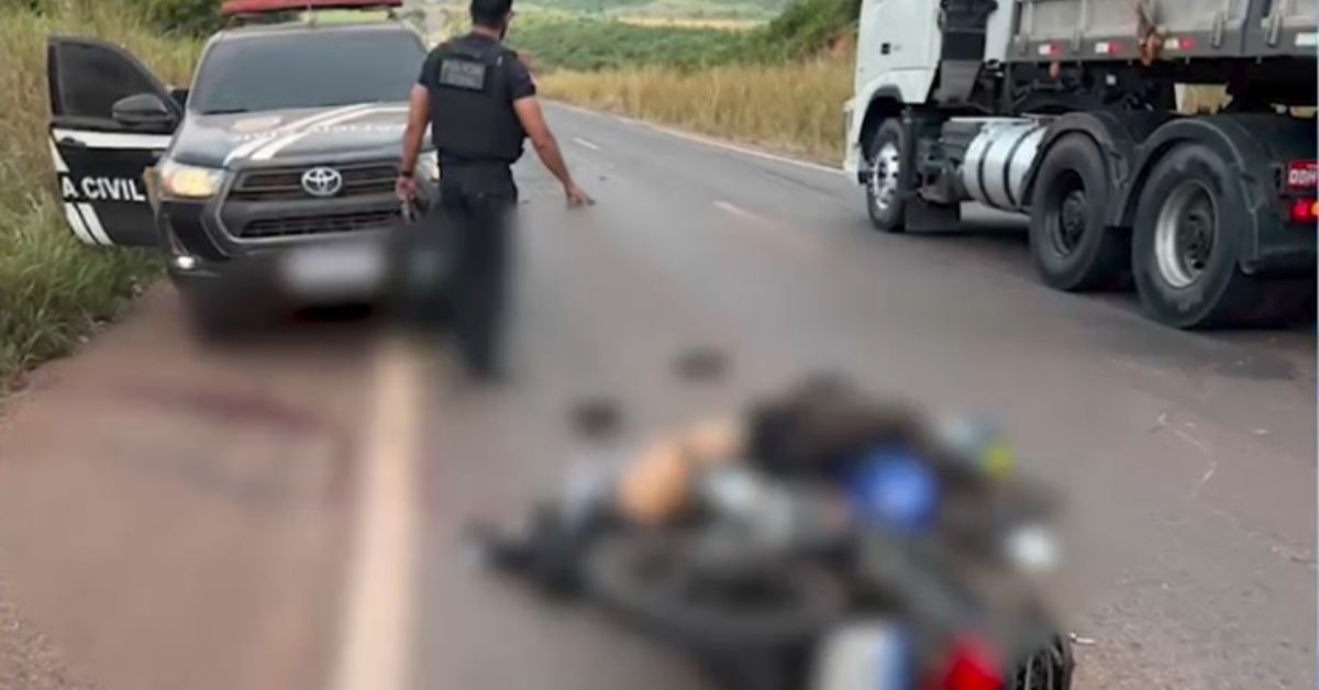 O homem colidiu a motocicleta na lateral do caminhão, caiu e morreu