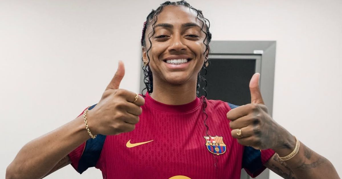 A atacante brasileira estampa o sorriso feliz por defender o Barça