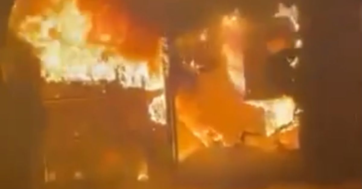 O possível curto-circuito provocou um incêndio no espaço com altas chamas