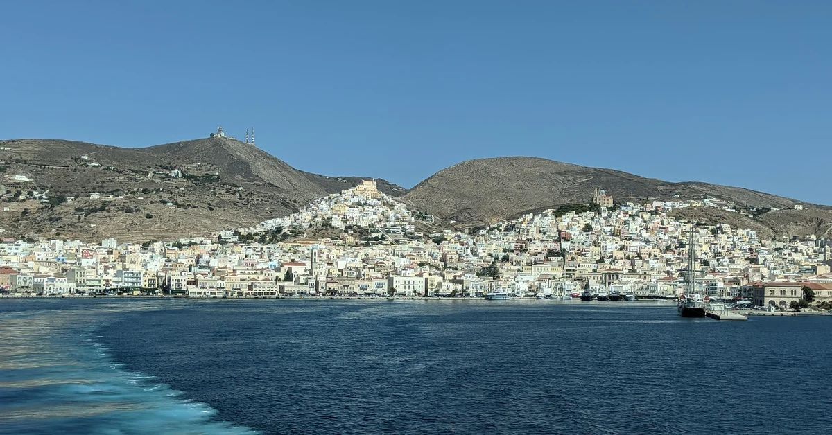 O trabalho em cuidar dos bichanos será com essa bela vista da ilha grega