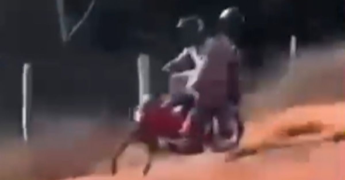 Motociclista perde o controle durante o "grau" e desceu a ribanceira
