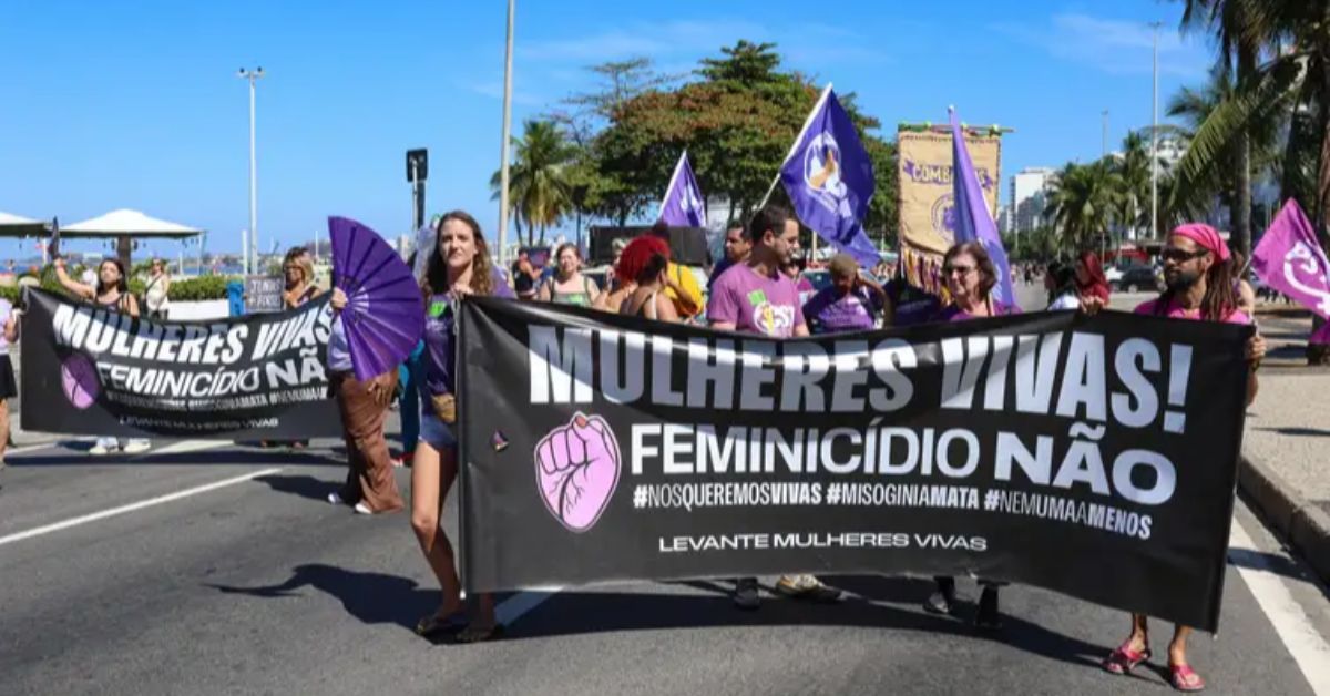 Manifestantes levaram faixas e cartazes às ruas para cobrar a votação do PL da Misoginia na Câmara dos Deputados.