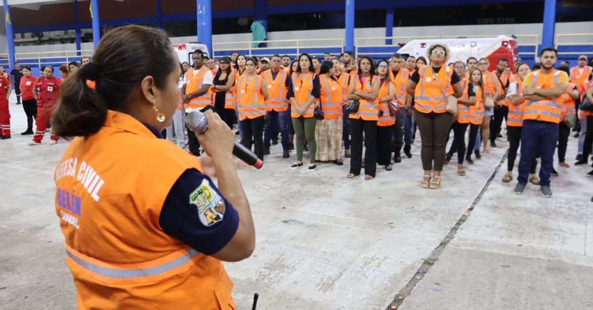 Voluntários da Defesa Civil atuam no suporte e atendimento ao público durante as romarias do Círio de Nazaré.