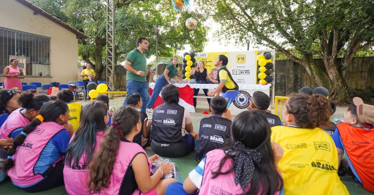 Estudantes da Escola Estadual Pedro Carneiro, em Belém, receberam kits para atividades de futebol.