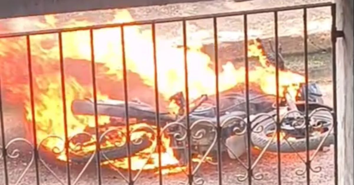 Motocicleta foi incendiada em uma via de Castanhal neste sábado (15).