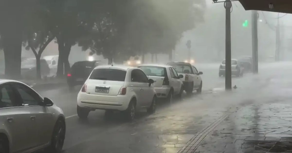 A consequência são tempestades mais intensas, com descarga elétrica e possibilidade de granizo.