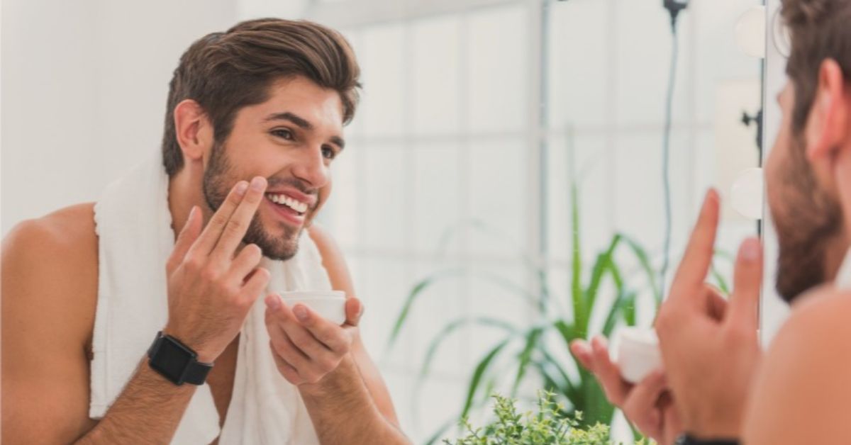 Segundo uma pesquisa da MindMiners realizada em 2024, 54% dos brasileiros se consideram vaidosos, enquanto 64% dos homens afirmam utilizar produtos de skincare.