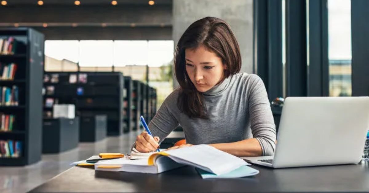 Os interessados em se candidatar às vagas precisam ter diploma de ensino superior em Licenciatura em qualquer área, reconhecido pelo Ministério da Educação (MEC), além de ser docente efetivo (do quadro permanente de servidores, inclusive em Estágio probatório) ou como contratado em escola da Educação Básica no Brasil.