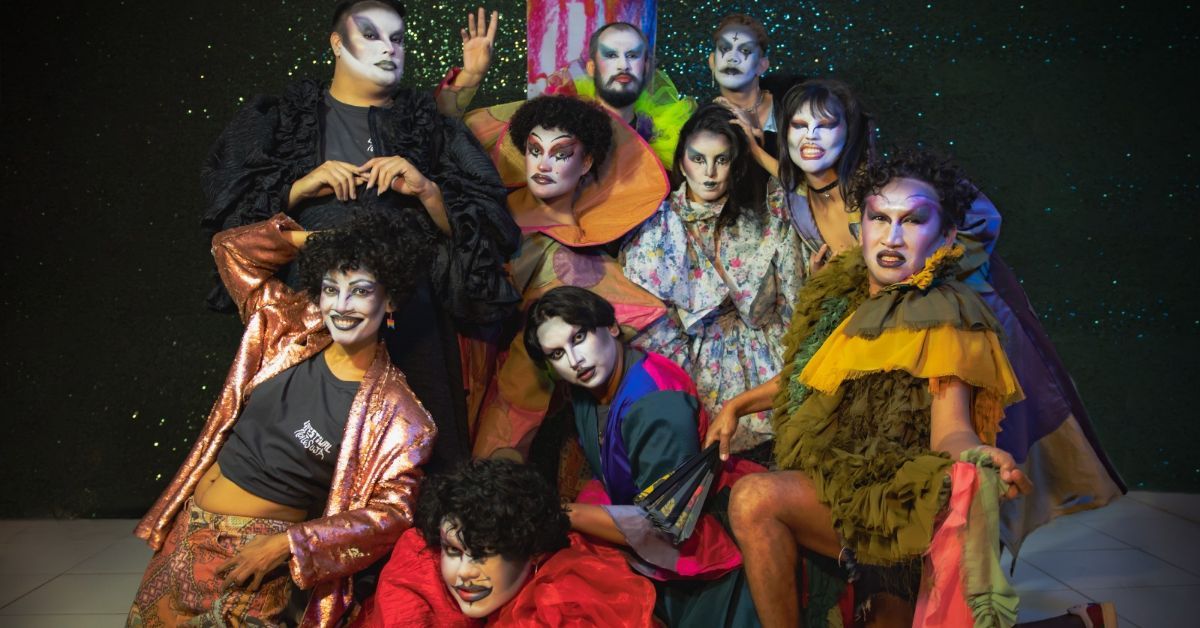 Grande parte dos figurinos utilizados nas performances nasce do reaproveitamento de roupas, tecidos e materiais, o chamado upcycling, técnica que transforma peças existentes em criações inéditas sem gerar novo desperdício.