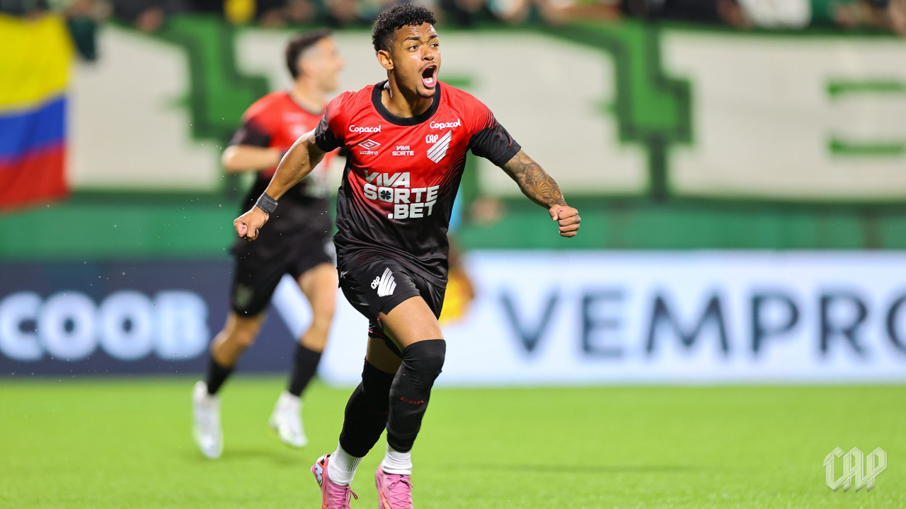 Léo Derik, lateral do Athletico-PR, é condenado a 13 anos por estupro.