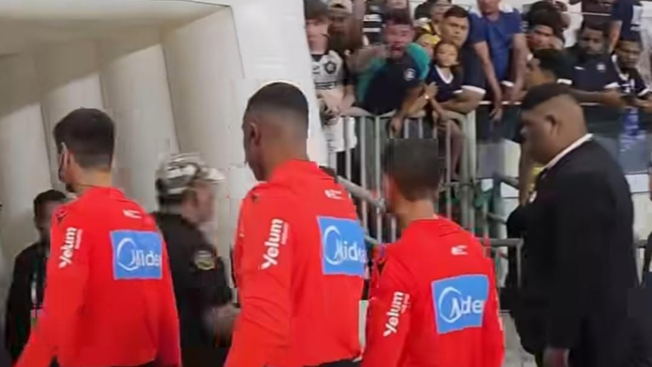 Clube do Remo punido com multa de R$ 3 mil após torcedor arremessar copo na arbitragem.