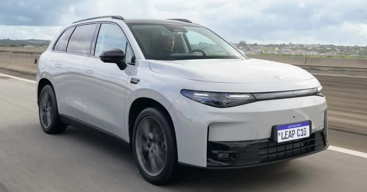 Os REEVs combinam tração 100% elétrica com um motor a gasolina que funciona como gerador, oferecendo maior autonomia e reduzindo a preocupação com recargas em viagens longas.