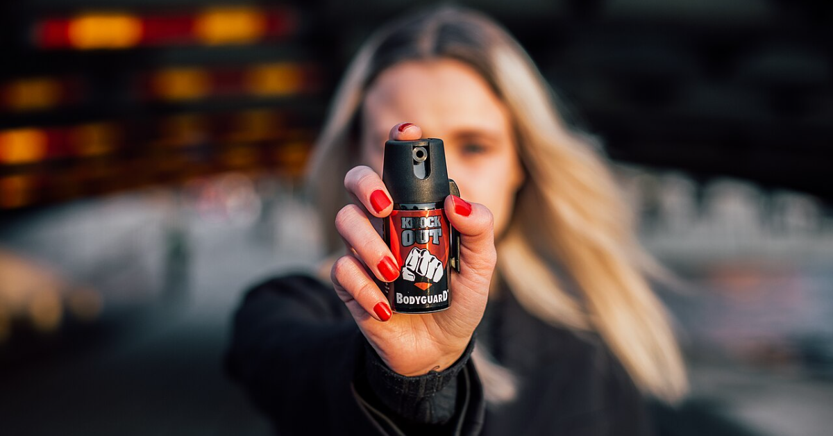 Nova lei autoriza spray de pimenta para mulheres que estejam enquadradas nos requisitos para adquirir e define em quais situações o produto pode ser usado.