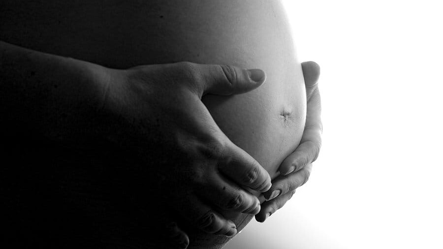 Entenda a decisão da Justiça sobre a demissão de mulher grávida por justa causa e os direitos trabalhistas envolvidos.