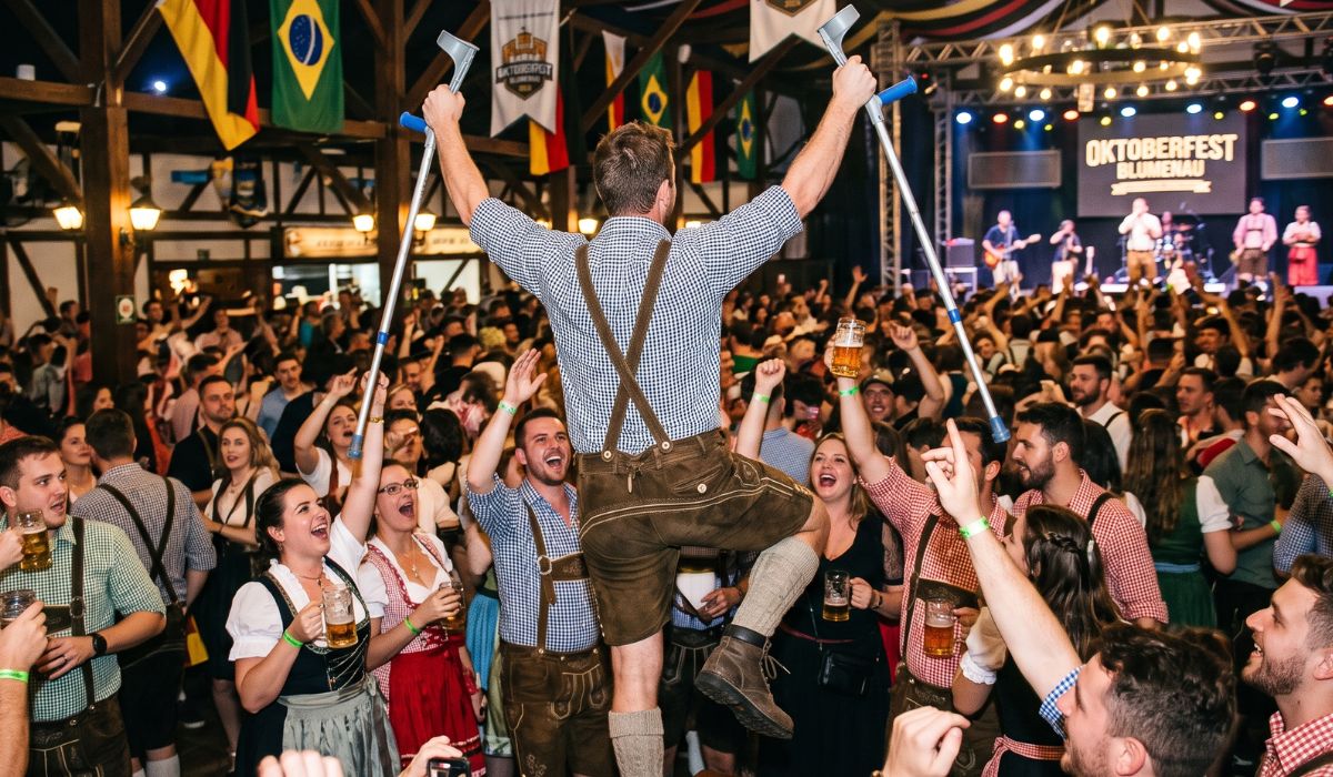 Trabalhador é demitido por justa causa após ser flagrado na Oktoberfest, mesmo com atestado médico. Entenda a decisão da Justiça do Trabalho.