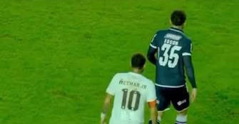 Imagem mostra o camisa 10 provocando o volante Edson Fernando ao olhar para a parte de trás da camisa, em um dos momentos mais tensos do confronto na Vila Belmiro.