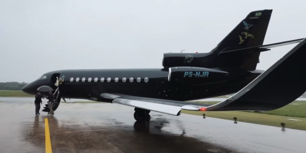 O jato de Neymar, um Dassault Falcon 900LX, chama atenção pela autonomia de cerca de 8.800 quilômetros, que permite realizar viagens internacionais sem escalas.