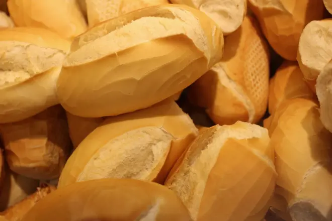 Dependendo das condições de armazenamento, o pão pode ressecar, endurecer ou até apresentar mofo em menos tempo.