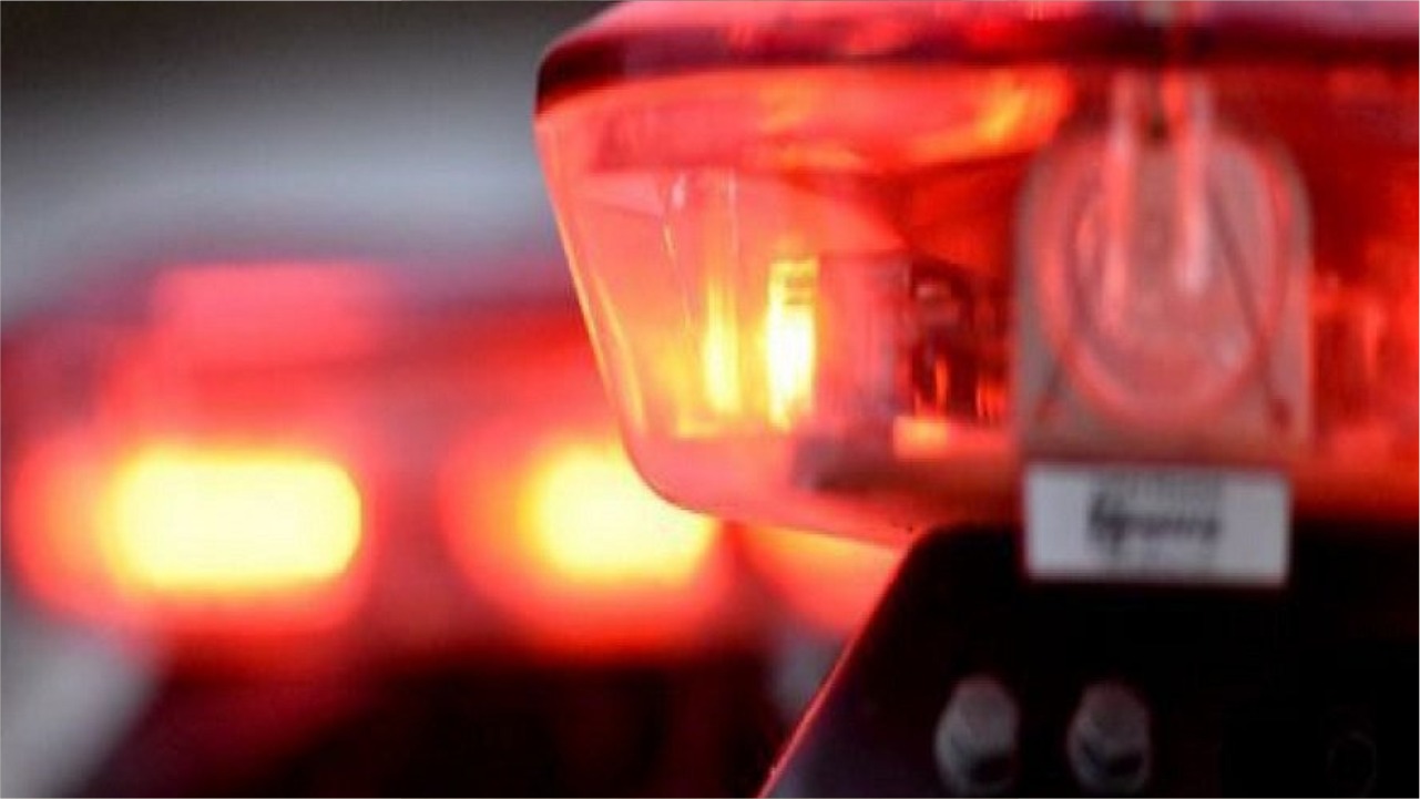 Policiais militares isolam trecho da rodovia PA-287 onde o corpo do trabalhador rural e a motocicleta foram localizados.
