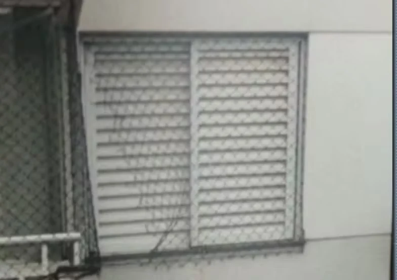 A rede de proteção de uma das janelas do apartamento estava rasgada.