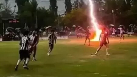 Um jogador de futebol morreu e 12 ficaram feridos após um raio atingir o campo durante jogo na Tailândia. Saiba mais sobre o trágico incidente.