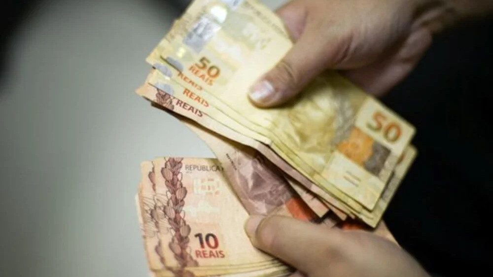 Saiba sobre o previsto reajuste do salário mínimo para R$ 1.717 em 2027 e seu impacto na economia brasileira.