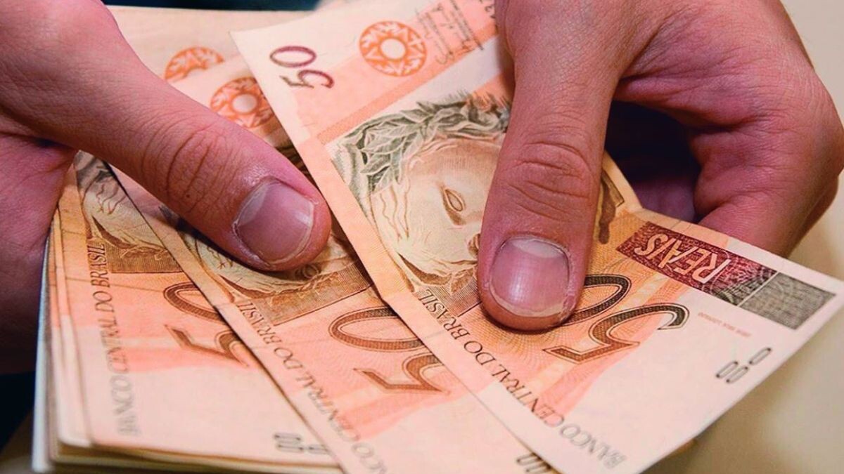 Descubra quando deve ser pago o salário no quinto dia útil de agosto. Entenda os direitos dos trabalhadores e as penalidades para atrasos.