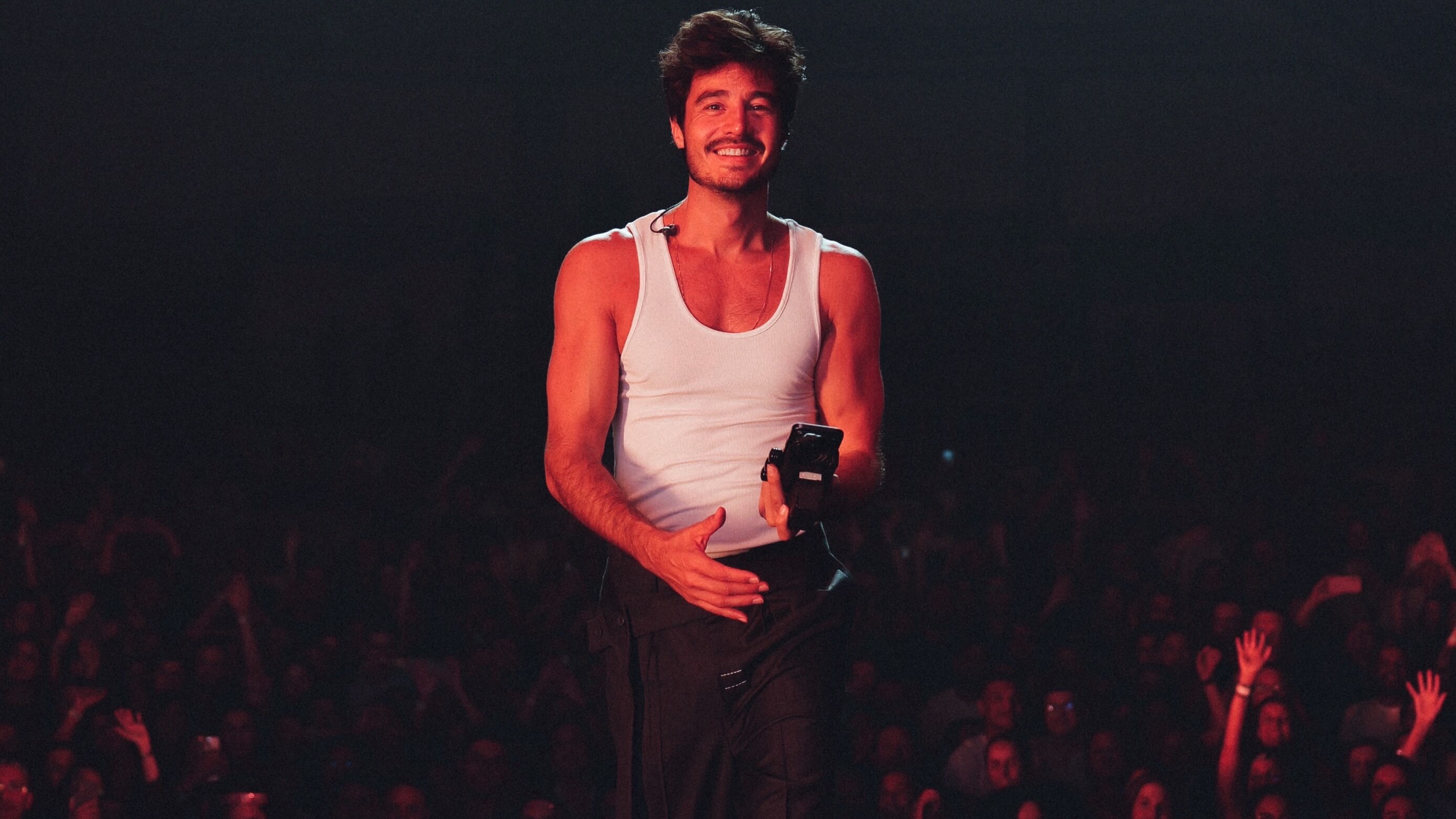 Tiago Iorc se apresenta em Belém após mordida de cachorro, com show repleto de emoção e reencontro com fãs.